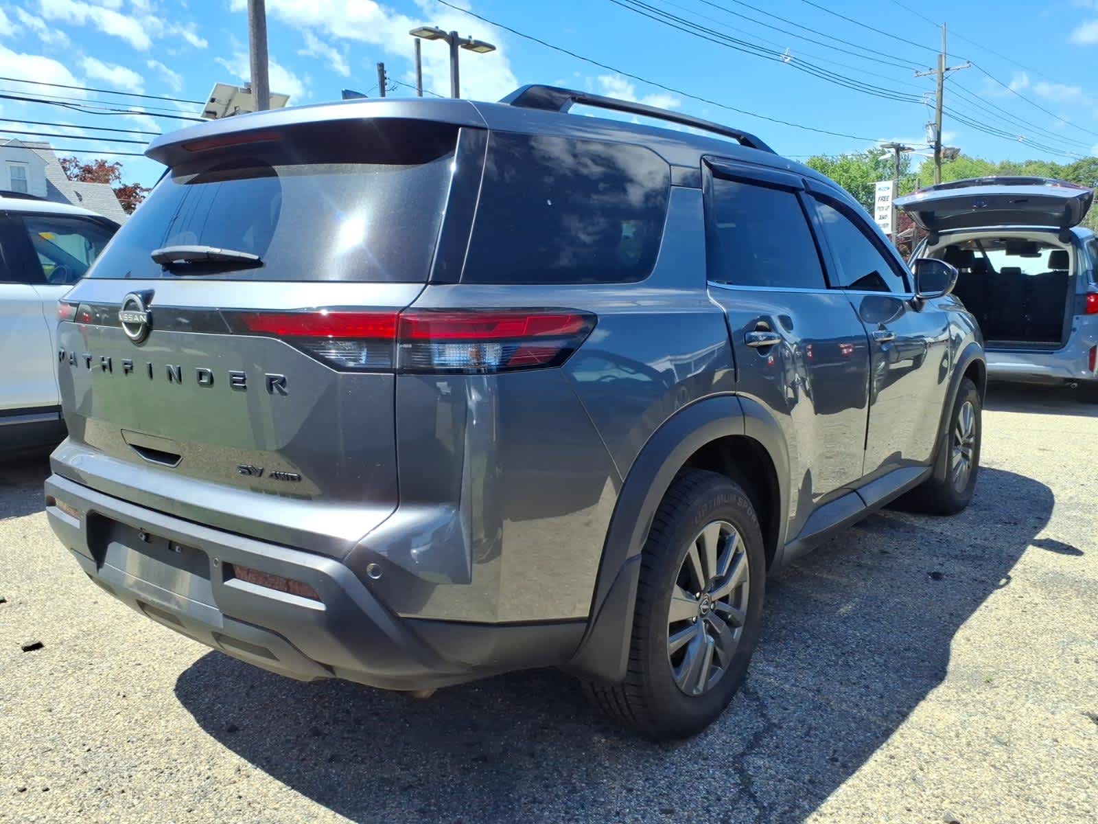 2024 Nissan Pathfinder SV